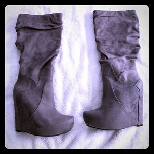 Slouchy wedge boots